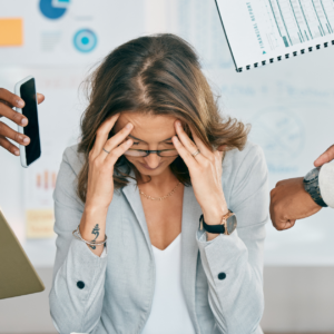 Mujer frustrada, ennojada y cansada por trabajo.
