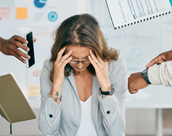 Mujer frustrada, ennojada y cansada por trabajo.