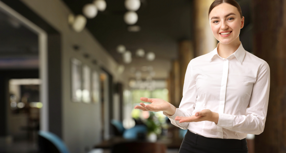 Mujer mostrando algo en evento corporativo. 